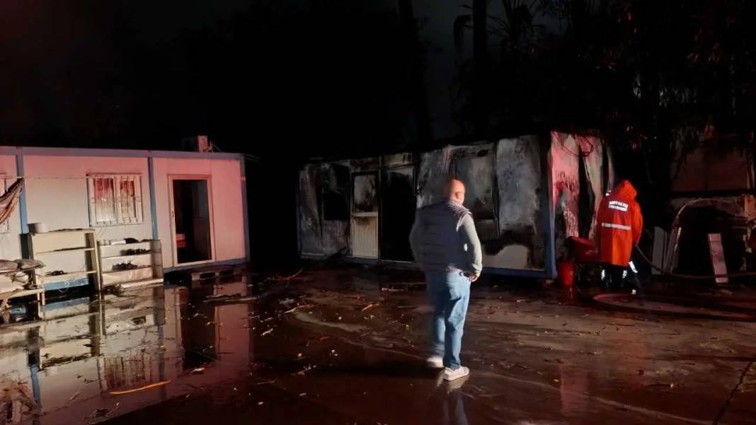 Manavgat'ta Palmiyeleri Tutuşturan Yıldırım Geceyi Aydınlattı! 1